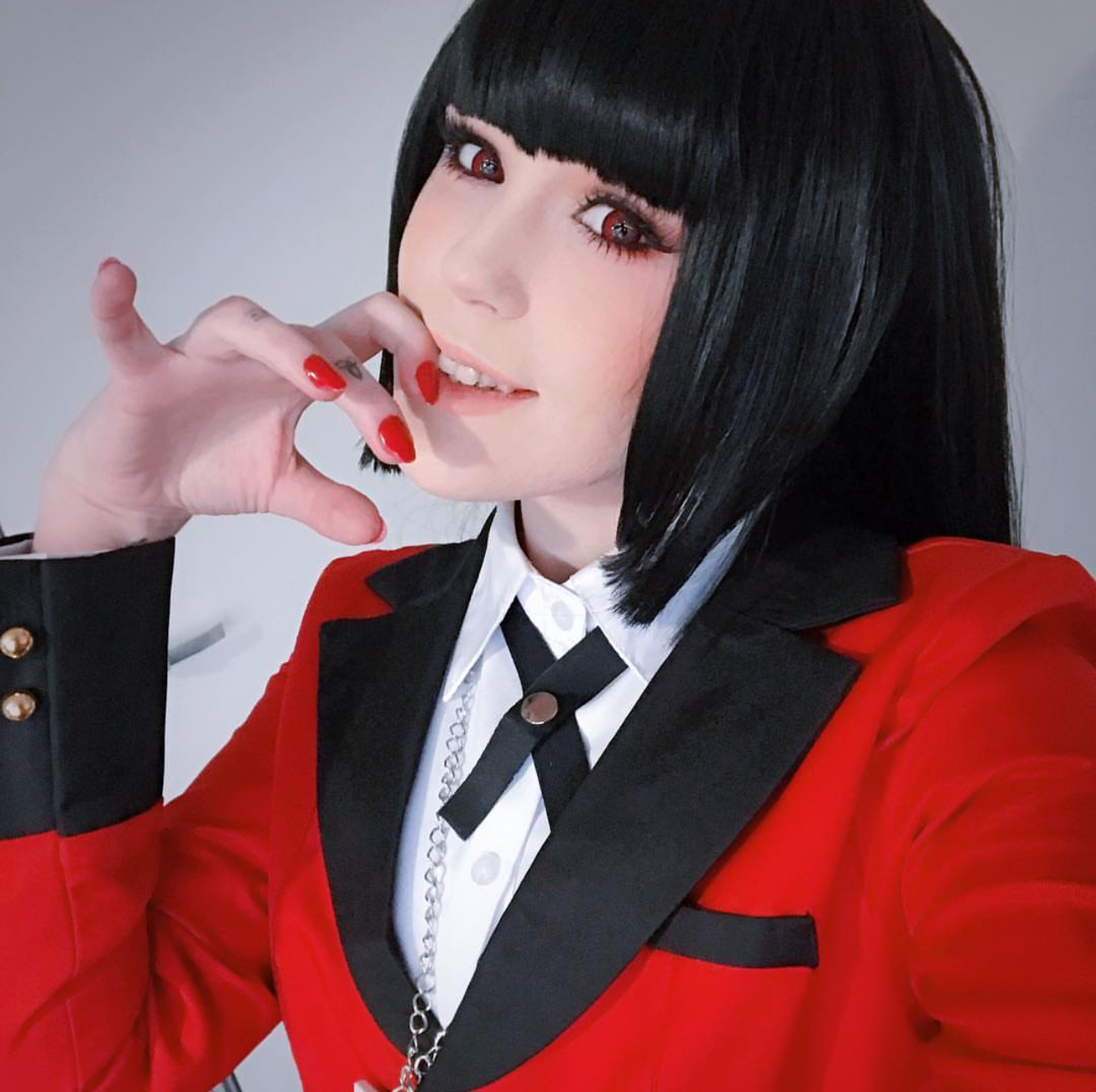 vivid brilliant red color cosplay contacts close up lenses cosplayer