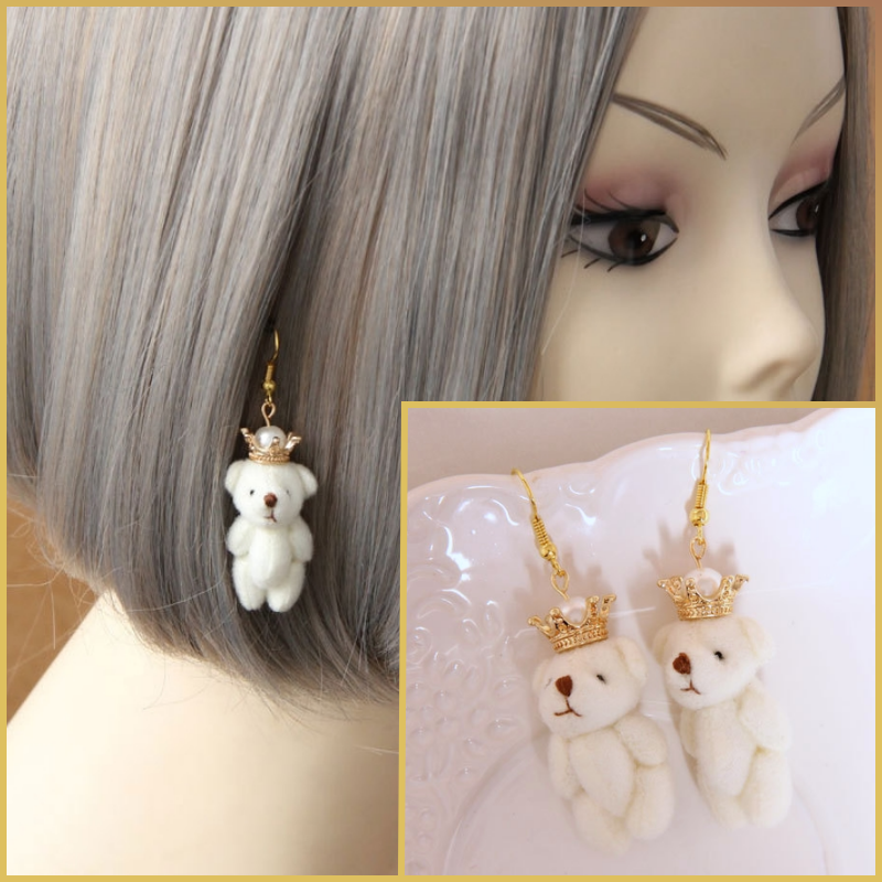 Adorable oso de peluche con pendientes colgantes de corona